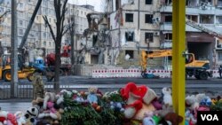 A missile struck this residential neighborhood in Dnipro, Ukraine over the weekend, killing more than 40 people. Jan. 18, 2023 (VOA/Yan Boechat)