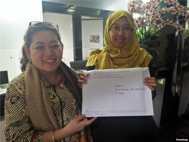 Direktur LBH APIK Jawa Barat, Ratna Batara Munti (kiri). Foto: Dokumentasi LBH APIK
