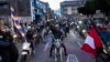 Manifestantes antigubernamentales participan en una caravana de motocicletas en Juliaca, Perú, el 30 de enero de 2023.