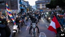 Manifestantes antigubernamentales participan en una caravana de motocicletas en Juliaca, Perú, el 30 de enero de 2023.