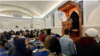 Adi Hidayat menjadi imam salat Subuh dan berceramah di masjid komunitas Muslim Indonesia di kawasan Washington DC, Imaam Center. (Foto: VOA/Karlina Amkas)