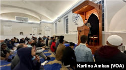 Jemaah mengikuti salat Subuh dan ceramah di masjid IMAAM Center di Silver Spring, Maryland (Foto: VOA/Karlina Amkas)