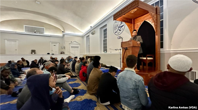 Jemaah mengikuti salat Subuh dan ceramah di masjid IMAAM Center di Silver Spring, Maryland (Foto: VOA/Karlina Amkas)