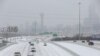 Automobili na zaleđenom autoputu u Dalasu u Teksasu, 31. januara 2023. 