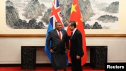 资料照：时任中国外长王毅在北京钓鱼台国宾馆接待到访的斐济外长伊尼亚·塞鲁伊拉图。（2019年6月11日）