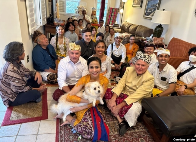 Ika Inggas (tengah berkebaya kuning), Ketua Banjar Bali wilayah DC, Maryland dan Virginia (foto: courtesy).