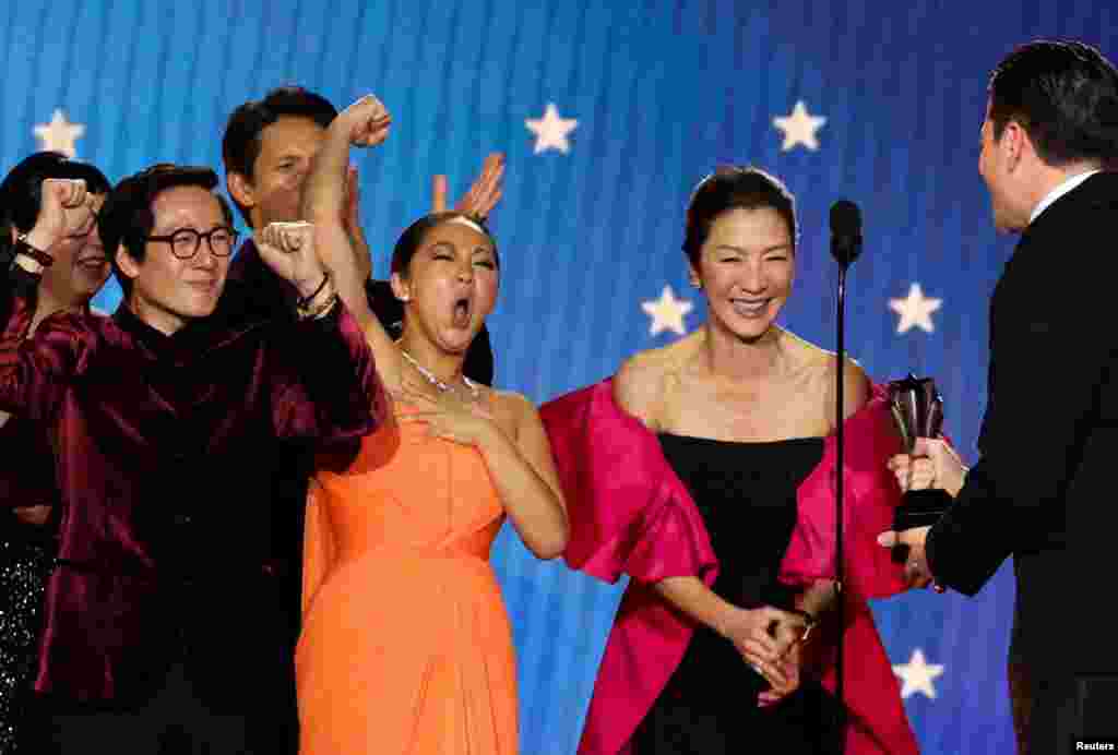Мишел Јео, Ке Хуј Куан, Стефани Хсу и Џонатан Ванг додека ја прифаќаат наградата за најдобар филм за &bdquo;Сè насекаде одеднаш&ldquo; во Лос Анџелес, Калифорнија.