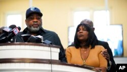 Rodney Wells, padrastro de Tyre Nichols, quien murió después de ser golpeado tras un alto de tráfico, habla a la prensa junto con el abogado de derechos civiles Ben Crump, consolando a la madre de Tyre, RowVaughn Wells, en Memphis, Tennessee, el 27 de enero de 2023.