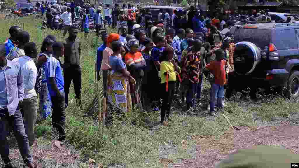 Wanachi wajitokeza kushuhudia shambulizi la kanisa moja mjini Kasindi, wilaya ya Beni, DRC.