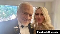 Buzz Aldrin y su novia doctora Anca V Faur anunciaron su boda a través de la cuenta de Facebook del astronauta.