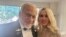Buzz Aldrin y su novia doctora Anca V Faur anunciaron su boda a través de la cuenta de Facebook del astronauta.