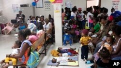 Los niños duermen en el piso mientras sus padres esperan su turno para que los revisen en busca de síntomas de desnutrición en el Centro Gheskio en Puerto Príncipe, Haití, el lunes 21 de noviembre de 2022.