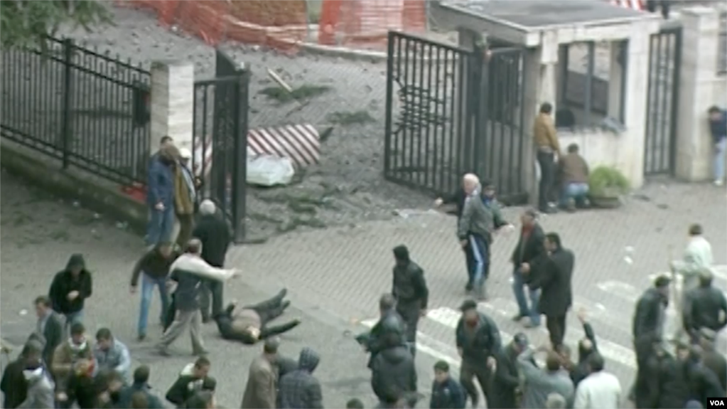 Protesta e 21 janarit 2011, pamje e filmuar nga News24