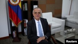 El ministro de Defensa de Colombia, Iván Velásquez, reacciona durante una entrevista con Reuters en Bogotá, Colombia, el 8 de octubre de 2022.