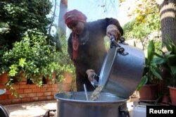 Thaera Arabiyat, pendiri inisiatif bernama 'Grandmothers Dishes by Hands of Mothers', menyiapkan sup tradisional di Salt, Yordania 21 Januari 2023. (REUTERS/Jehad Shelbak)