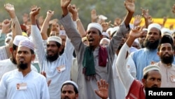 বাংলাদেশের ঢাকায় জামায়াতে ইসলামী আয়োজিত এক সমাবেশে স্লোগান দিচ্ছে দলের সদস্যরা। (ফাইল ছবি) 