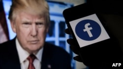 Logo Facebook dengan latar belakang potret mantan Presiden AS Donald Trump di Arlington, Virginia, 4 Mei 2021. (Foto: AFP)