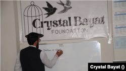 کرسٹل بیات کے زیرانتظام افغانستان میں کلاس کا منظر