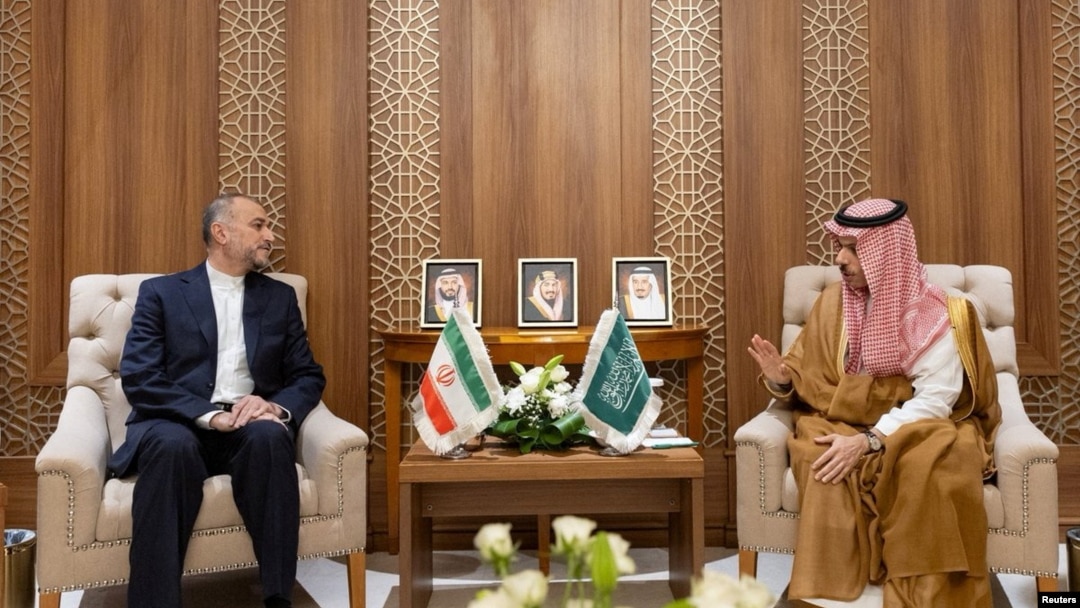 Menteri Luar Negeri Iran Hossein Amirabdollahian (kiri) melakukan pertemuan dengan Menlu Arab Saudi, Pangeran Faisal bin Farhan Al Saud di Jeddah, Arab Saudi hari Rabu (18/10). 