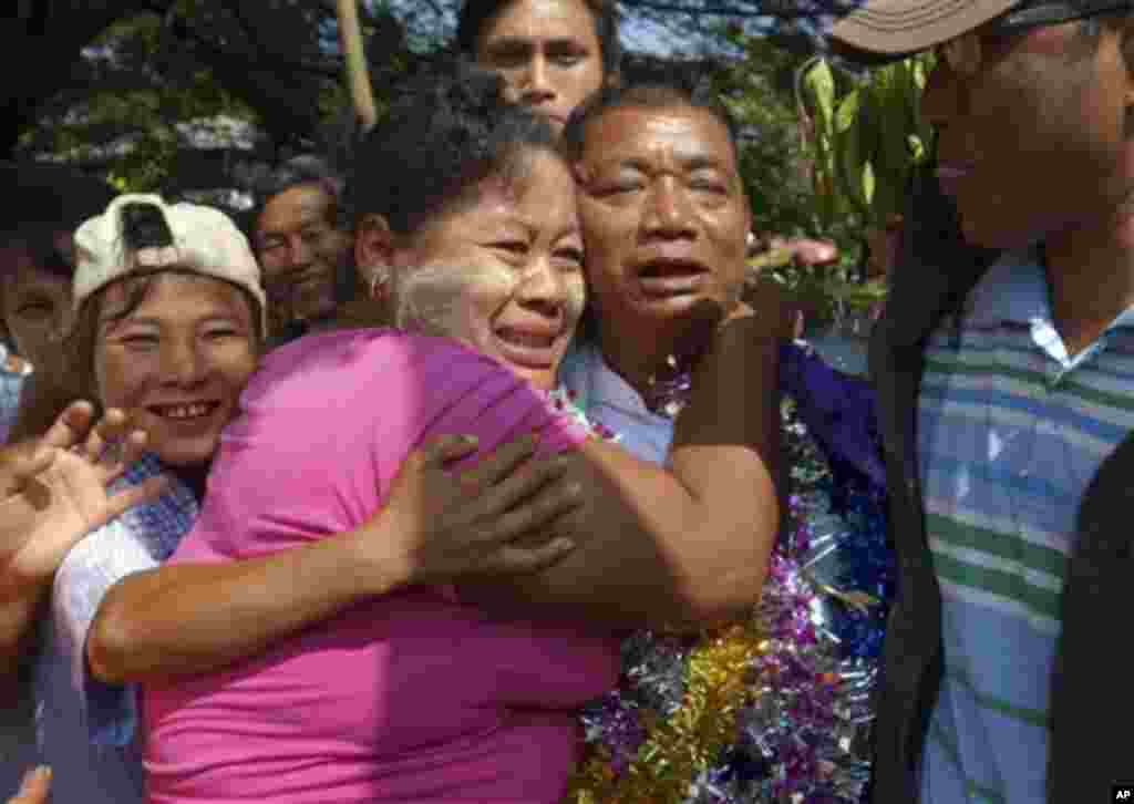 Tahanan politik Win Shwe (tengah) disambut keluarga setelah dibebaskan dari Penjara Insein di Yangon, Myanmar, 31 Desember 2013.&nbsp;(AP/Khin Maung Win) 