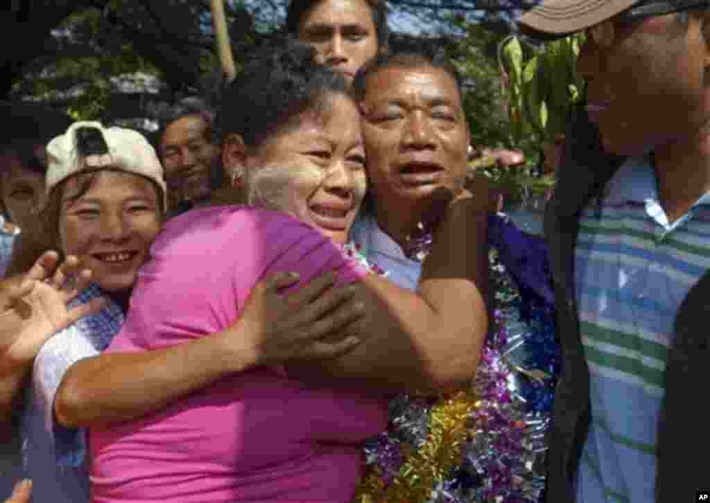 Tahanan politik Win Shwe (tengah) disambut keluarga setelah dibebaskan dari Penjara Insein di Yangon, Myanmar, 31 Desember 2013. (AP/Khin Maung Win)