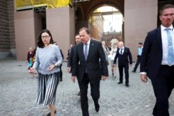 Perdana Menteri Swedia Stefan Lofven dan Menteri Pendidikan Anna Ekstrom berjalan setelah mosi tidak percaya di parlemen Swedia, di Stockholm, Swedia 21 Juni 2021. (TT News Agency/Nils Petter Nilsson via Reuters)