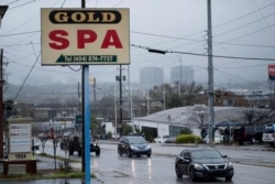 Un letrero para el salón de masajes Gold Spa se exhibe en Atlanta el miércoles por la tarde, 17 de marzo de 2021, el día después de que varias personas murieron en tres spas de masajes en el área de Atlanta.