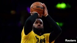 Bintang bola basket dari klub Los Angeles Lakers, LeBron James, saat melakukan pemanasan sebelum pertandingan melawan Oklahoma City Thunder di Crypto.com Arena, 7 Februari 2023. (Gary A. Vasquez-USA TODAY Sports)