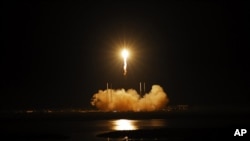 Phi thuyền Dragon được đặt trên đầu tên lửa Falcon–9 của Space X được phóng đi từ Mũi Canaveral, bang Florida vào lúc rạng sáng hôm nay