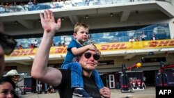 Ilon Mask sa jednim od svojih sinova na trci Formule jedan u Ostinu u Teksasu 22. oktobra 2023.