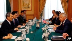 U.S. Defense Secretary Chuck Hagel, right, and South Korea's Defense Minister Kim Kwan-jin, left, talk during their bilateral meeting in Bandar Seri Begawan, Brunei, Aug. 28, 2013. 