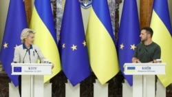 Presiden Komisi Eropa Ursula Von der Leyen (kiri) dan Presiden Ukraina Volodymyr Zelenskyy menghadiri konferensi pers bersama, di tengah konflik Rusia-Ukraina, di Kyiv, Ukraina, 20 September 2024.