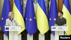 Presiden Komisi Eropa Ursula Von der Leyen (kiri) dan Presiden Ukraina Volodymyr Zelenskyy menghadiri konferensi pers bersama, di tengah konflik Rusia-Ukraina, di Kyiv, Ukraina, 20 September 2024.