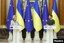 La presidenta de la Comisión Europea, Ursula von der Leyen, y el presidente de Ucrania, Volodymyr Zelenskyy, asisten a una conferencia de prensa conjunta, en medio del conflicto entre Rusia y Ucrania, en Kiev, Ucrania, el 20 de septiembre de 2024.