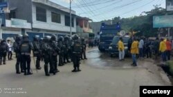 Petugas kepolisian saat mengimbau para demonstran untuk membubarkan aksi unjuk rasa penolakan Otsus Jilid II di Kota Jayapura, Papua, Selasa 27 Agustus 2020. (Dokumen LBH Papua)