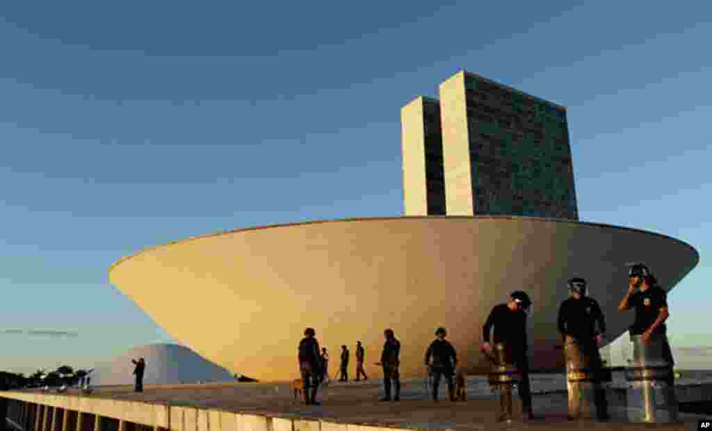 Police guard the building of Brazil's National Congress during a protest in Brasilia, June 20, 2013. 