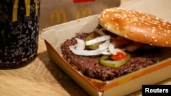 Foto representativa de un combo de hamburguesas de la cadena de comida rápida McDonald's, en Nueva York, el 24 de octubre de 2024. REUTERS.