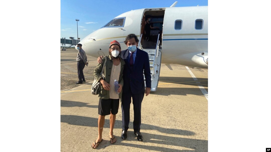 Dalam foto yang disediakan oleh Richardson Center, mantan Duta Besar AS untuk PBB Bill Richardson (kanan), berpose dengan jurnalis Danny Fenster di Naypyitaw, Myanmar, 15 November 2021. (The Richardson Center via AP)