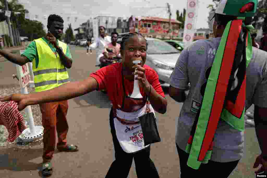 Supporters of Ghana&#39;s main opposition National Democratic Congress (NDC) party candidate and former President John Dramani Mahama celebrate his victory after his opponent conceded, in Accra.