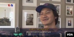 Pelanggan D'jakarta Cafe, Haryo Mojopahit, di Philadelphia (Dok: VOA)