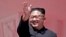 រូប​ឯកសារ៖ លោក Kim Jong Un បក់​ដៃ​បន្ទាប់​ពី​មាន​ការ​ដើរ​ក្បួន​មួយ នៅ​ក្នុង​ក្រុង​ព្យុងយ៉ាង ប្រទេស​កូរ៉េខាងជើង កាលពី​ថ្ងៃទី៩ ខែកញ្ញា ឆ្នាំ២០១៨។