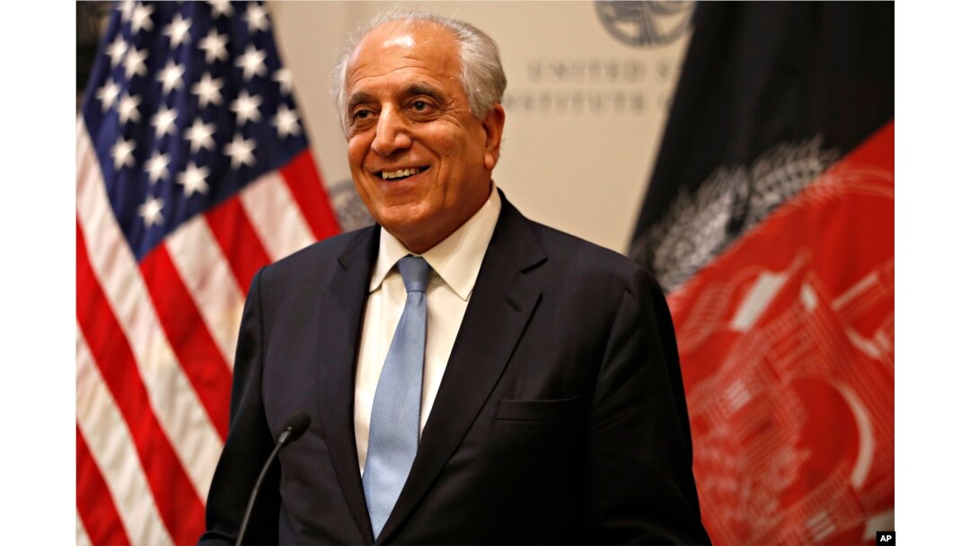 Specijalni izaslanik SAD za pomirenje u Avganistanu, Zalmaj Kalilzad, prilazi mikrofonima kako bi govorio o šansama za mir, 8. februara 2019, na američkom Institutu za mir, u Vašingtonu.