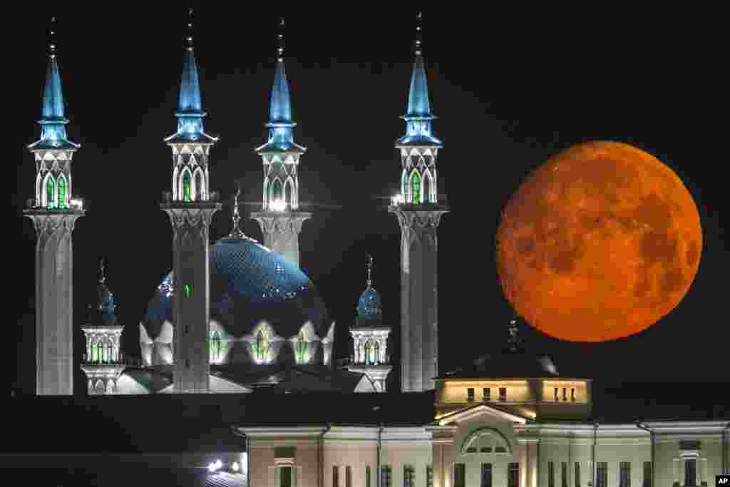 Bulan purnama di atas Kazan Kremlin dan masjid Qol Sharif yang diterangi lampu di Kazan, ibukota Tatarstan, terletak di kawasan Sungai Volga, Rusia, sekitar 700 km Moskow timur.