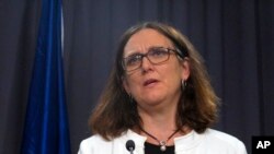 លោកស្រី Cecilia Malmstrom អគ្គ​ស្នងការ​ពាណិជ្ជកម្ម​សហភាព​អឺរ៉ុប​ថ្លែង​នៅ​ក្នុង​សន្និសីទ​កាសែត​រួម​គ្នា​មួយ​ជាមួយ​នឹង​លោក​នាយករដ្ឋមន្ត្រី​អូស្ត្រាលី Malcolm Turnbull នៅ​វិមាន​សភា​ក្នុង​ក្រុង Canberra ប្រទេស​អូស្ត្រាលី កាលពី​ថ្ងៃទី១៨ ខែមិថុនា ឆ្នាំ២០១៨។