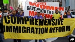 Partidarios de una reforma de inmigración marchan con carteles por las calles de San Francisco, en California.
