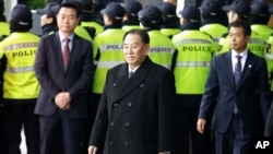 Вице-председатель Центрального комитета КНДР и бывший глава северокорейской разведки Ким Ён Чхоль (в центре). Сеул, Южная Корея. 27 февраля 2018 г.