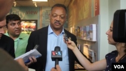 资料照片：民权活动人士、民主党政治领袖杰西·杰克逊接受美国之音等媒体采访。杰克逊在2026年2月17日辞世，享年84岁。