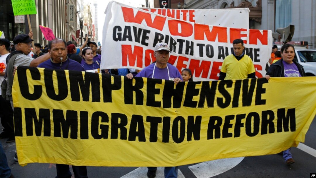 Partidarios de una reforma de inmigración marchan con carteles por las calles de San Francisco, en California.