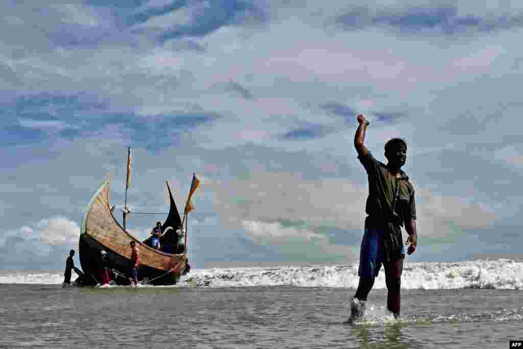 Fishermen prepare to pull their boat to shore after the day&#39;s catch in the Bay of Bengal, in Teknaf, Bangladesh.
