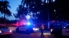 La policía dirige el tráfico afuera de la entrada a la propiedad Mar-a-Lago del expresidente Donald Trump, en Palm Beach, Florida, el 8 de agosto de 2022.